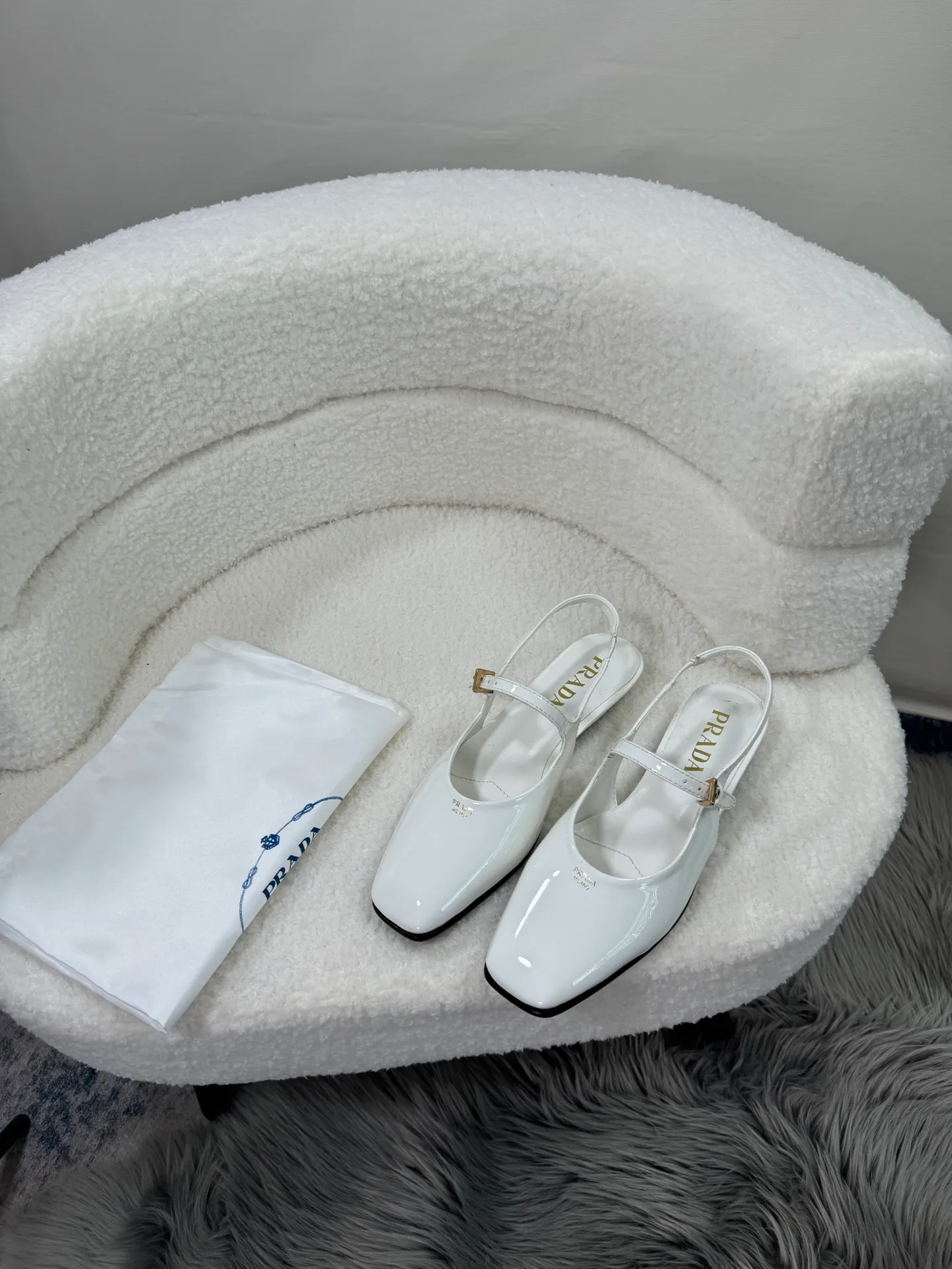 👟👟Ex-factory price 460👟👟Prada top version 🌸2025 launches Prada back-slip shoes, a must-have item for women 🆚😍😍😍——————😍😍😍🆚 💥PRADA's early spring T-stage catwalk show is the same style as "Dreams Never Sleep". Prada can use it on important occasions. The fresh style has a bit of nobility and is perfect on the feet. 💃💃 Wear this shoe with it. It is elegant and crystal clear, regardless of various accessories. The materials are all exclusively customized one-to-one and must be zero-distance from the original. The entire series is full of exciting and unexpected combinations of elements. The expression of different materials and textures of fabrics has a strong artistic flavor, allowing you to appreciate the ever-changing style of Prada girls. Bulling Bulling’s classic + candy color 🍬 paired with a creative letter logo! An eye-catching design! So feminine! Wear it and you will be the most beautiful girl in this gai! 😍😍😍 1⃣ Upper: imported patent leather cowhide 2⃣ Lining: imported mixed sheepskin 3⃣ Outsole: Italian genuine leather outsole 4⃣ Size: 35-40 (41 can be customized)